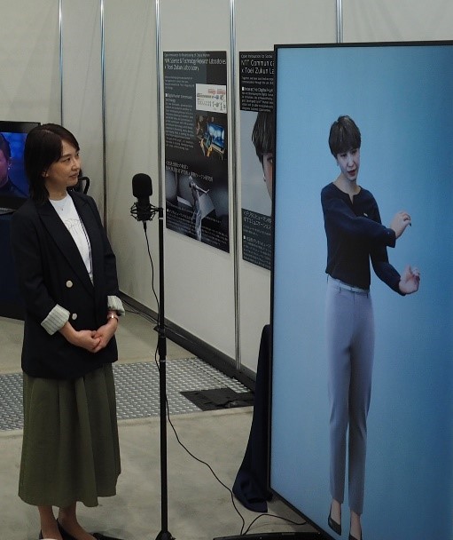 写真は、デジタルヒューマン「CONN」と会話している様子。声色や動作は機械と思えないほど自然で技術の進歩が感じられました。